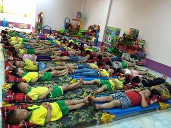 Giường vải bạt hoa.